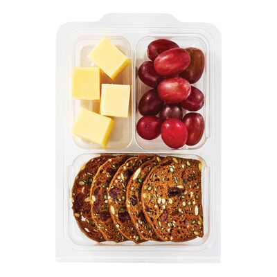 Collation de raisins, emmental et craquelins
