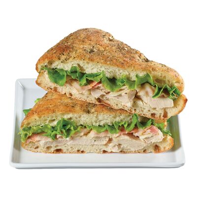 Sandwich au poulet grillé parmesan et césar sur focaccia