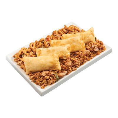 Rouleaux de printemps avec riz et macaroni chinois au poulet