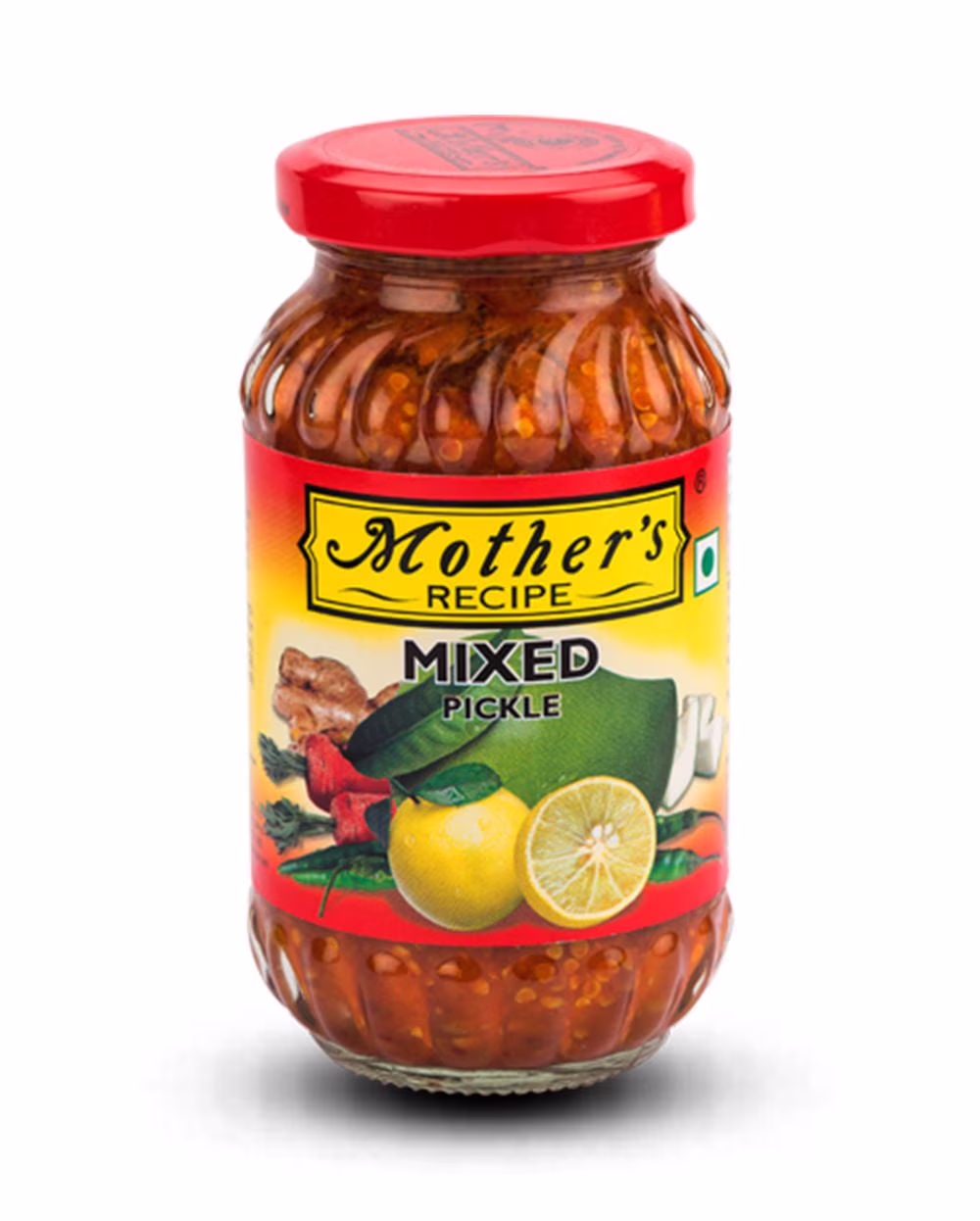 Bocal de cornichons mélangés. recette de maman un condiment indien composé d'un mélange de fruits et de légumes